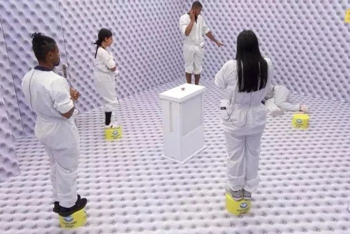 Alagoana Rafa Jaqueira desmaia e é retirada do “Quarto Branco” do BBB26; ela leva R$ 50 mil