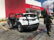 Carro de luxo incendia no estacionamento de farmácia na Avenida Fernandes Lima; veja vídeos