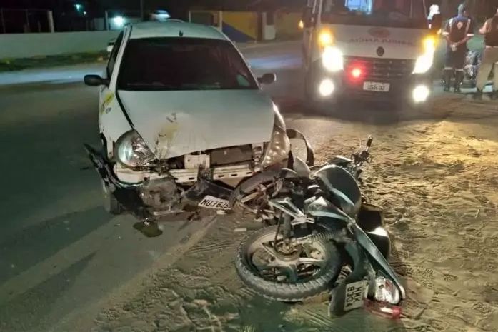Colisão entre veículo de passeio e moto