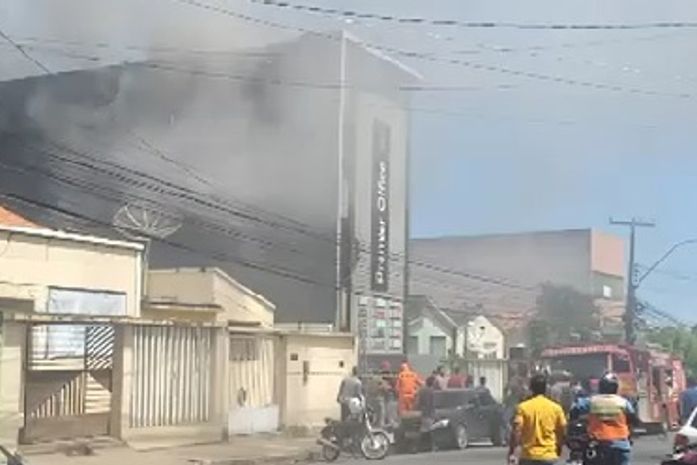 Incêndio é registrado em prédio comercial em Palmeira dos Índios