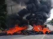 Moradores bloqueiam AL-101 Norte contra desapropriações na Barra de Santo Antônio