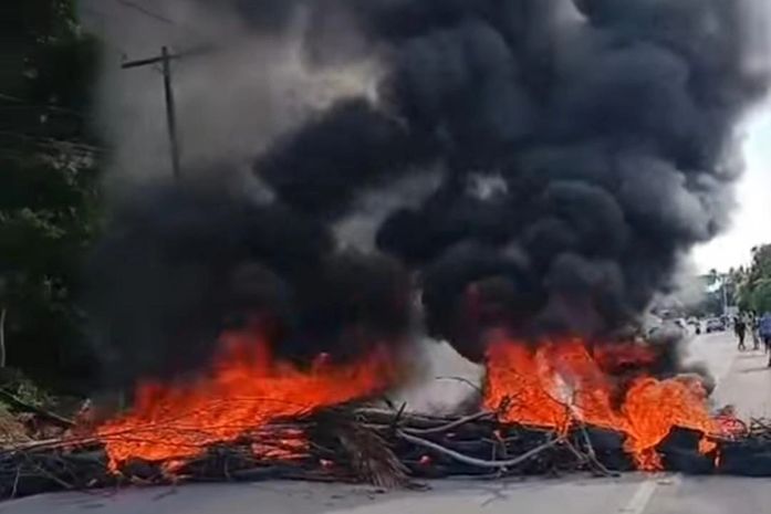 Moradores bloqueiam AL-101 Norte contra desapropriações na Barra de Santo Antônio