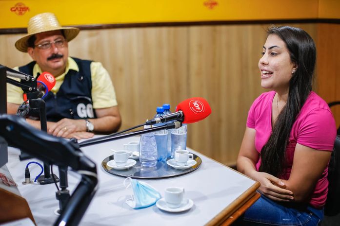 Gilberto e Gabriela Gonçalves concedem entrevistas em Arapiraca e falam sobre seu trabalho para os ouvintes do agreste alagoano