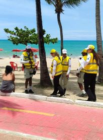 Mulher desaparecida é encontrada na orla de Maceió e recebe atendimento especializado