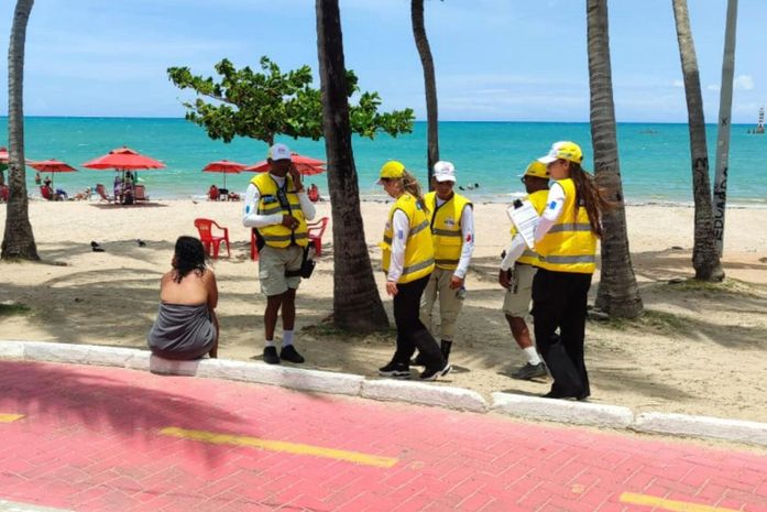 Mulher desaparecida é encontrada na orla de Maceió e recebe atendimento especializado