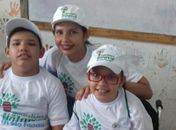 Dona Marciele postou sua foto no Facebook com os filhos em nome também do esposo Senivan