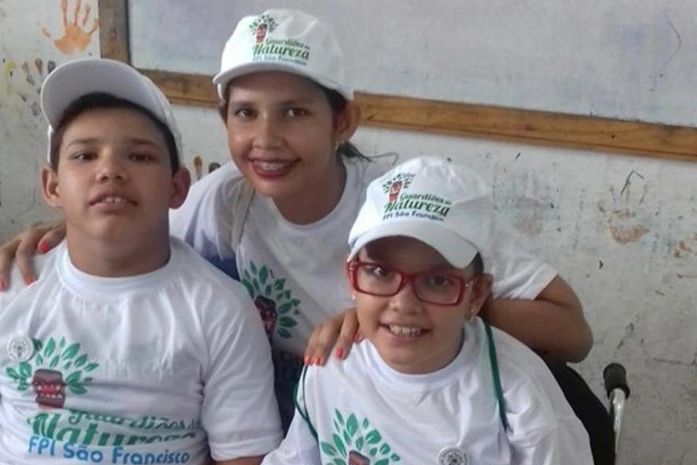 Dona Marciele postou sua foto no Facebook com os filhos em nome também do esposo Senivan