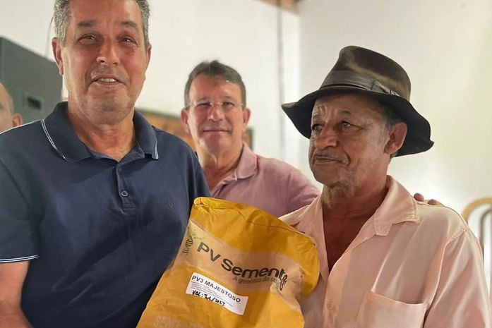 Prefeitura de Branquinha entrega mais de 2 toneladas de milho e uma carreta agrícola