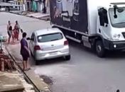 Cena inusitada: carro “foge” do motorista  e colide com placa de trânsito em Maceió 
