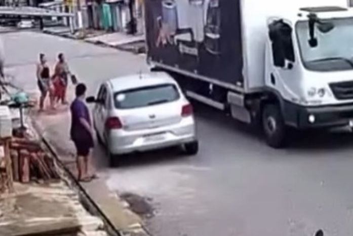 Cena inusitada: carro “foge” do motorista e colide com placa de trânsito em Maceió