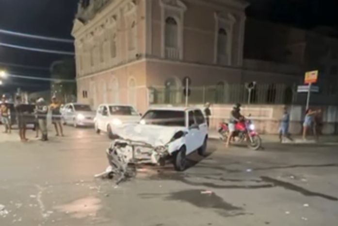 Carro colide contra a fachada de estabelecimento no Centro de Maceió