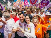 Severino e Fabiana recepcionam Paulo e Renan em mega caminhada no centro de Arapiraca 
