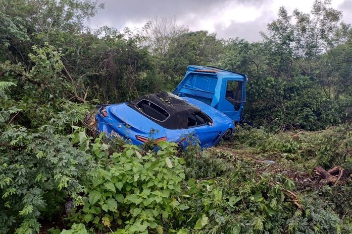 Vídeo: Caminhão guincho que carregava BMW da "Rifa dos Gêmeos" perde o controle e capota em AL
