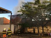 Incêndio destrói prédio e assusta moradores do Jacintinho 