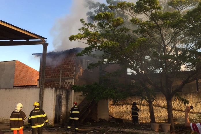 Incêndio destrói prédio e assusta moradores do Jacintinho