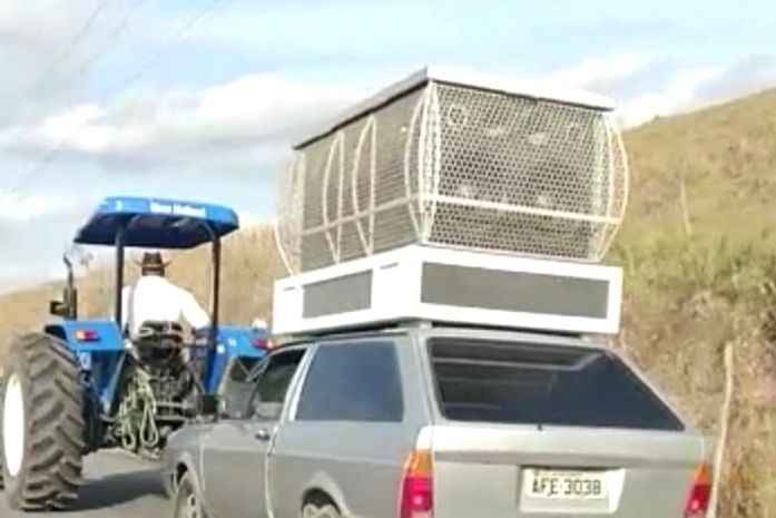 Vídeo mostra trator da prefeitura rebocando carro de som.