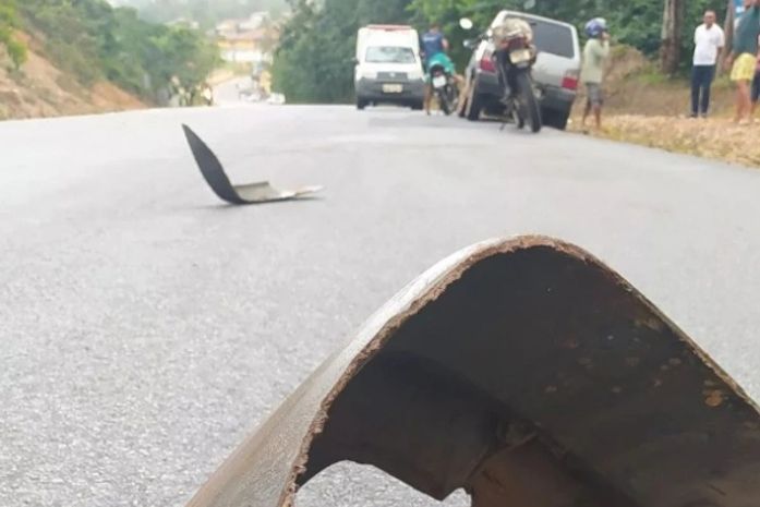 Desgovernado, o veículo acabou atingindo em cheio uma barreira