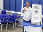 Prefeito Luciano vota na Uneal e destaca participação popular e fortalecimento da democracia
