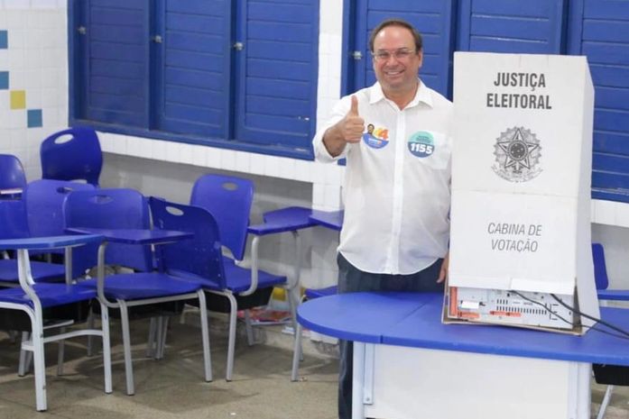 Prefeito Luciano vota na Uneal e destaca participação popular e fortalecimento da democracia