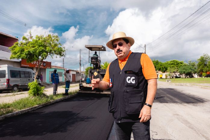 Prefeito Gilberto Gonçalves fiscaliza obra de pavimentação no Conjunto Jarbas Oiticica em Rio Largo