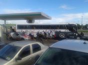 Torcedores do Bahia causam tumulto em posto e são flagrados com rojões