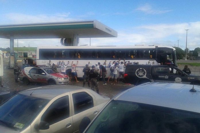Torcedores do Bahia causam tumulto em posto e são flagrados com rojões