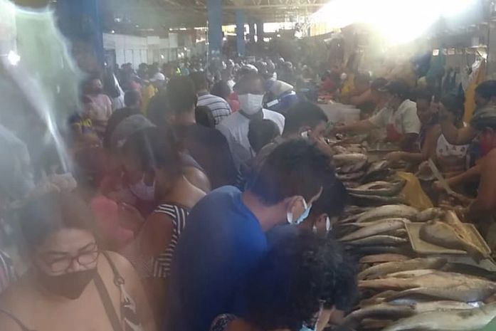 Sem distanciamento social, consumidores se aglomeram no Mercado da Produção