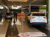 Shopping adota drive-thru e libera carros nos corredores das lojas