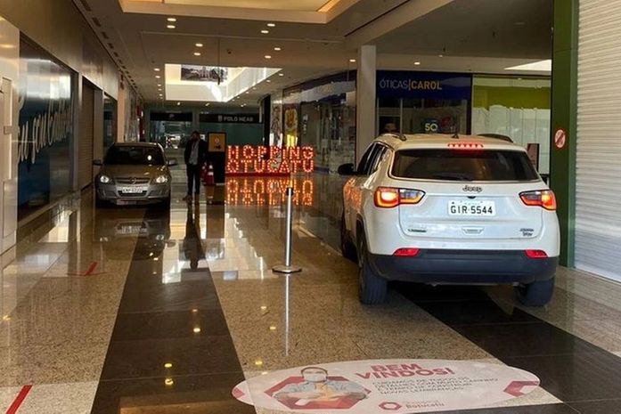 Shopping adota drive-thru e libera carros nos corredores das lojas