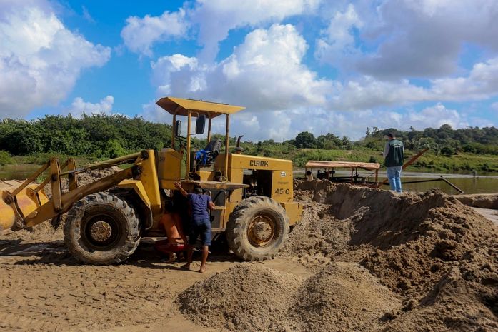 Prefeitura de Rio Largo combate crime ambiental e interdita draga atuando de forma ilegal