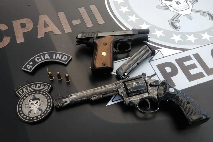 Armas apreendidas com o suspeito