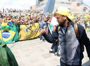 Neymar acena para torcedores