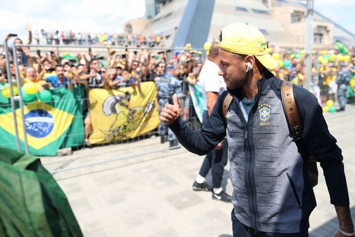 Neymar acena para torcedores