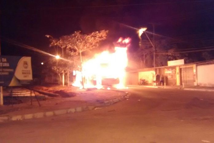 Ônibus foi incendiado no Benedito Bentes