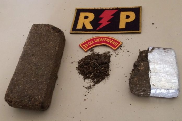 Quase 1 kg da droga foi apreendido (Foto: 1ª Cia)