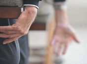 Após ter residência invadida, idoso é agredido e tem pertences roubados no interior