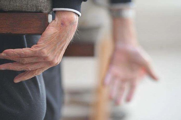 Após ter residência invadida, idoso é agredido e tem pertences roubados no interior