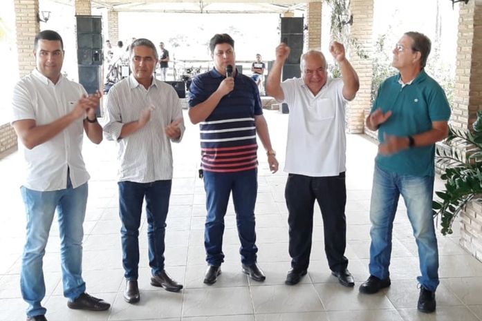 Eduardo Tenório presidente da UVEAL discursando ladeado do deputado Tenório e João Bosco