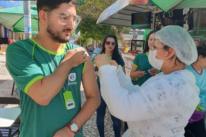 ACENA e Sindilojas promovem hoje dia de vacinação no centro de Arapiraca


