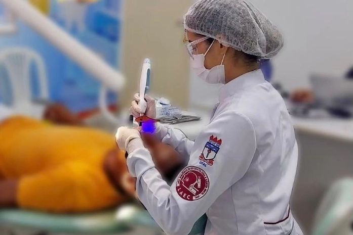 Sangramento na gengiva pode ser sinal de alerta para doenças do coração e não deve ser ignorado, diz dentista