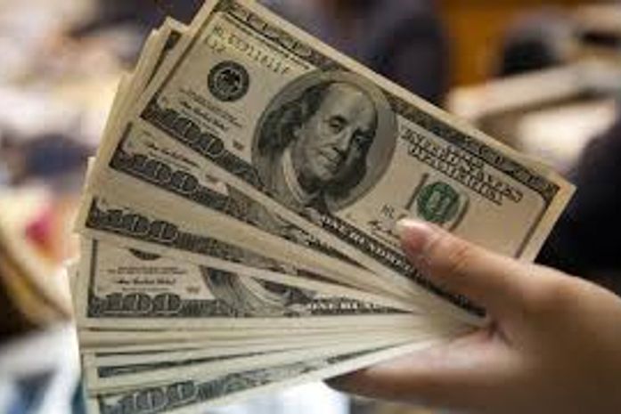 Dólar sobe e bolsa cai no dia seguinte a manifestações