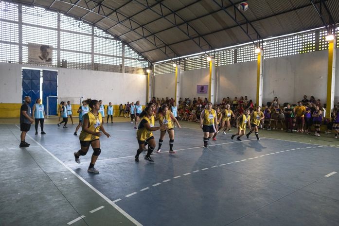Torneio reuniu mais de 120 competidoras de dez equipes e lotou ginásio no Tabuleiro