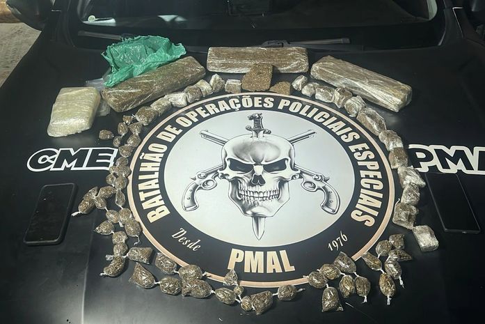 Dois homens suspeitos de tráfico são presos com quase 4 kg de maconha no Antares