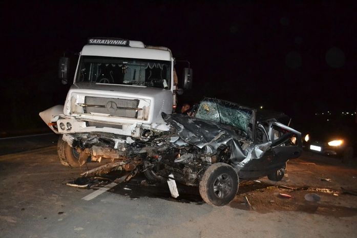 Casal morre e criança fica ferida em grave acidente na rodovia BR-101