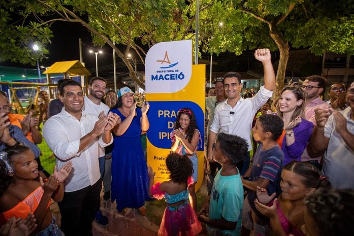 Prefeito JHC entrega praça totalmente reformada em Ipioca
