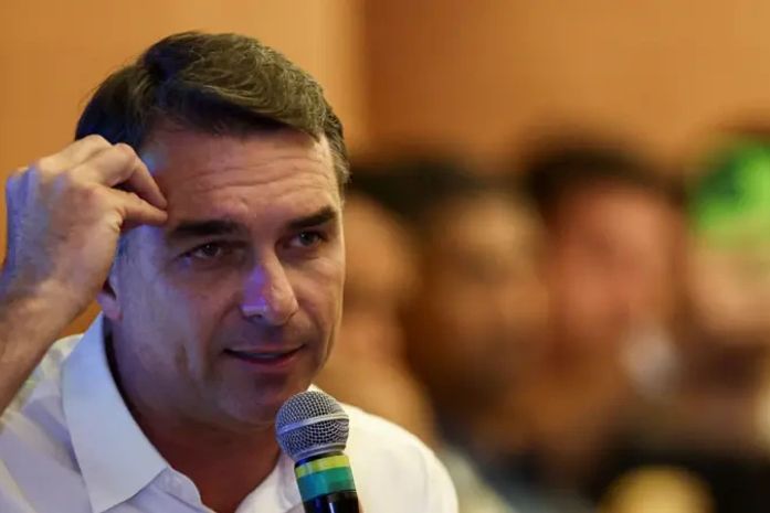 Com medo de perder voto, Flávio Bolsonaro finge que é favorável ao fim da jornada 6x1
