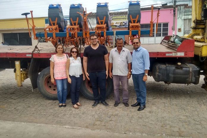 Prefeita Rita Tenório (óculos preto) e sua equipe recebendo maquinários do governo do Estado para o homem do campo