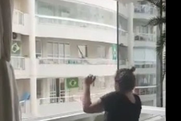 Mulher usa funk para zombar de bolsonaristas