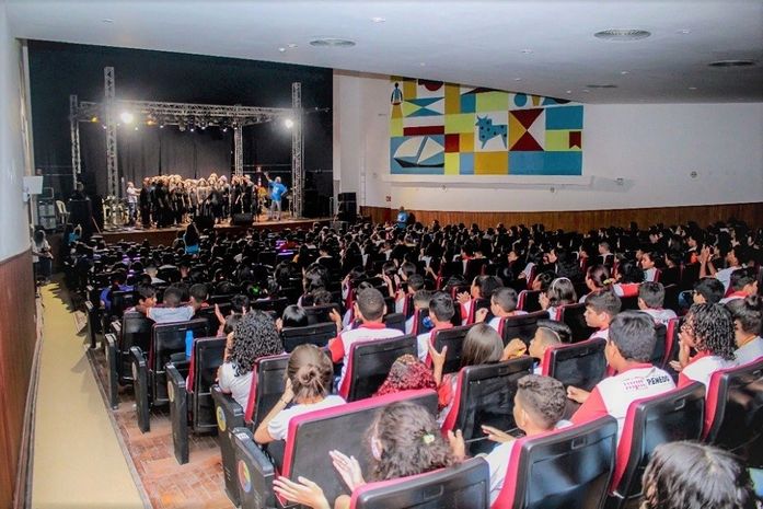 Estudantes de escolas públicas de Penedo se encantam com a Orquestra Meninos de São Caetano-PE