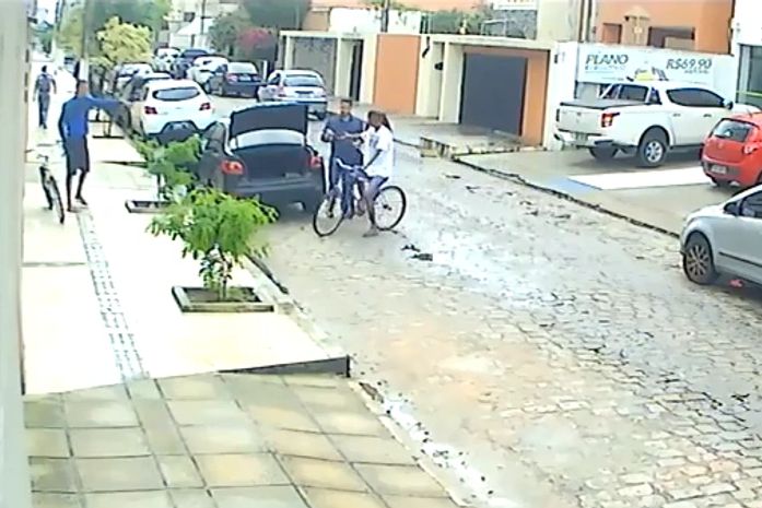 Câmeras registram assalto no bairro da Ponta Verde